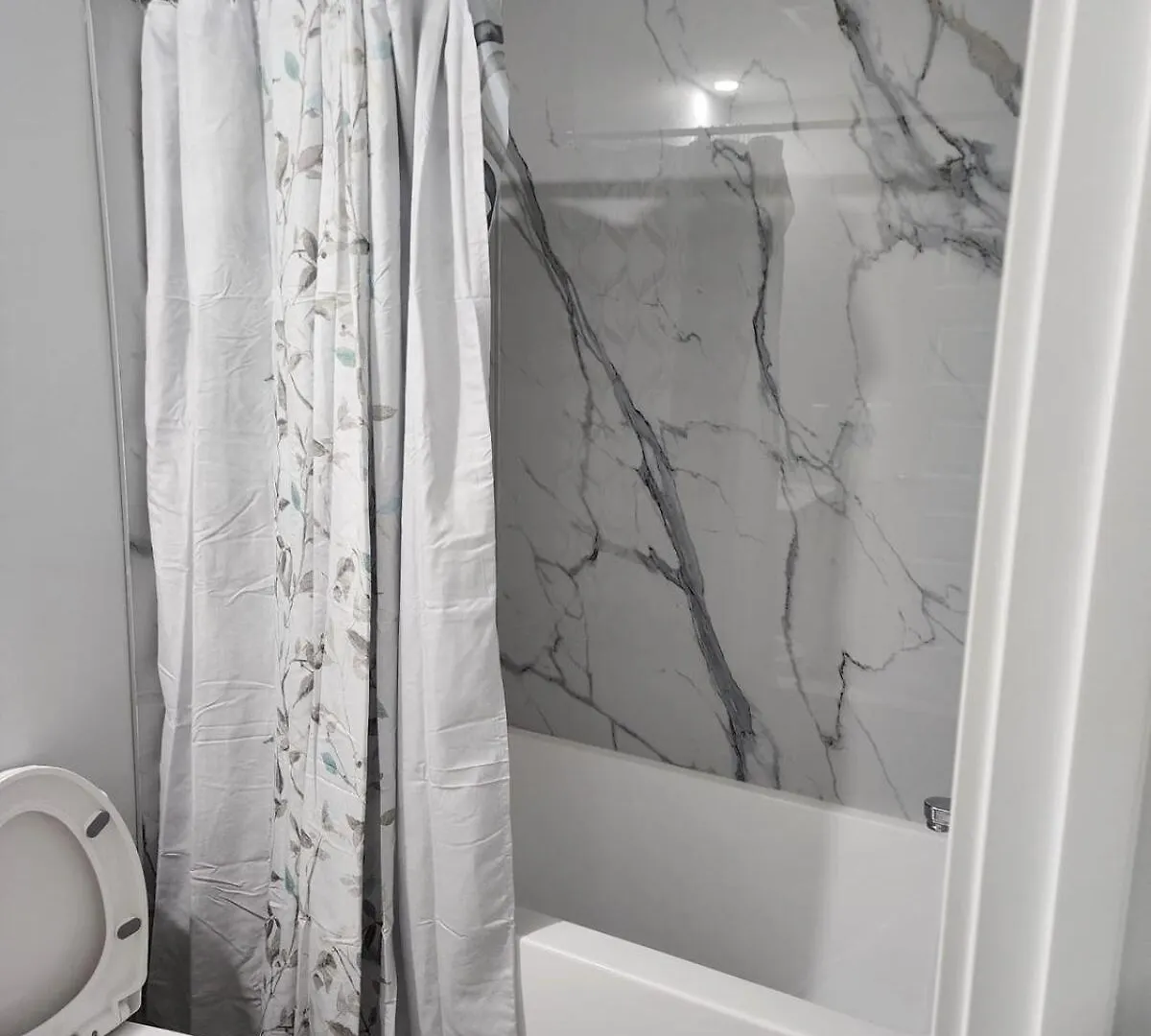 Lovely 2Bed & 1 Bath Basement Suite For 4 Guests Calgary Apartment
