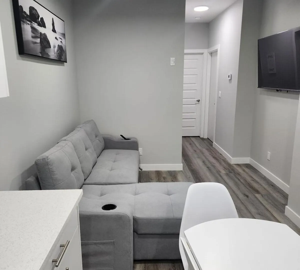Lovely 2Bed & 1 Bath Basement Suite For 4 Guests Calgary